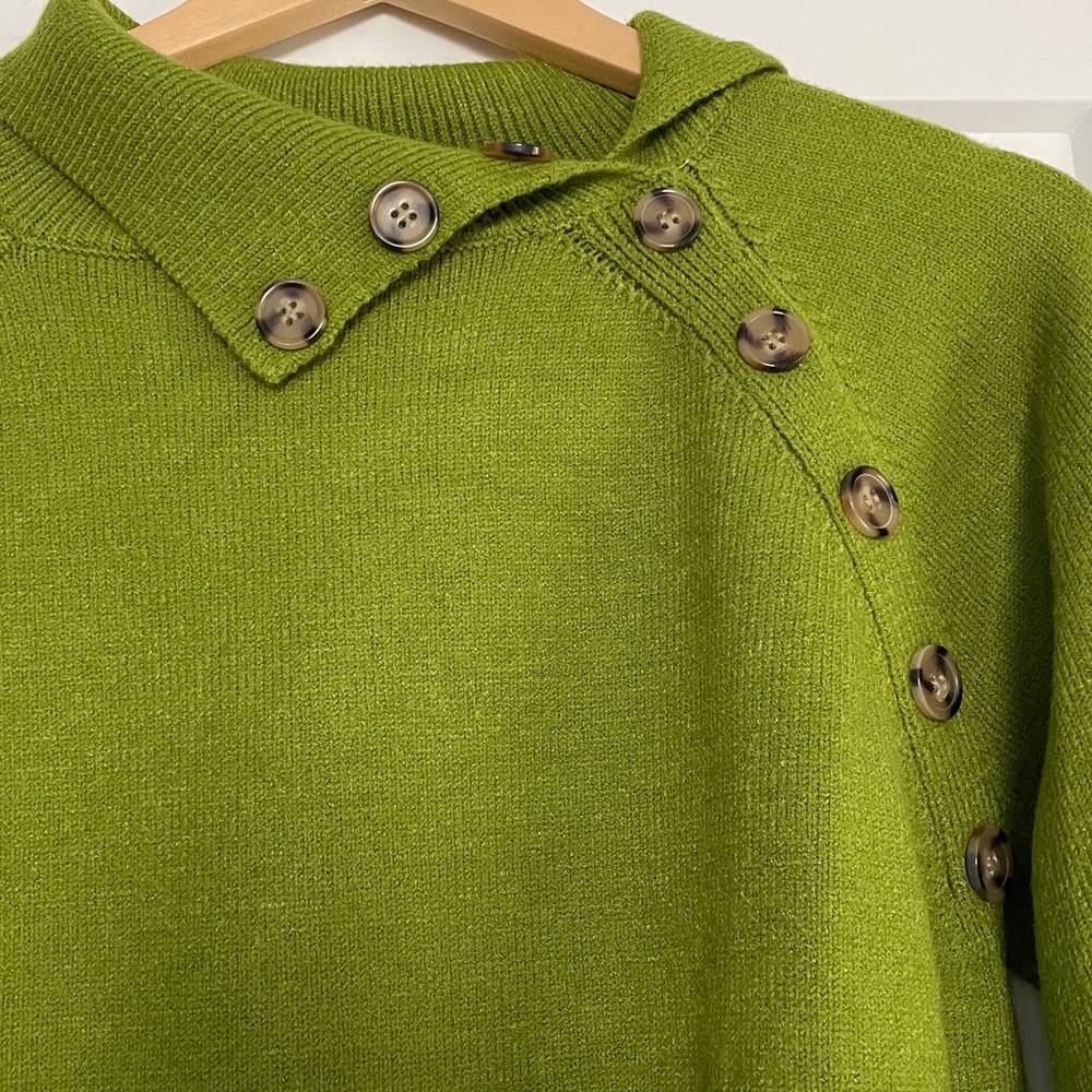 NWT Japanese sweater golf grass green tortoiseshell button turtle neck brand new